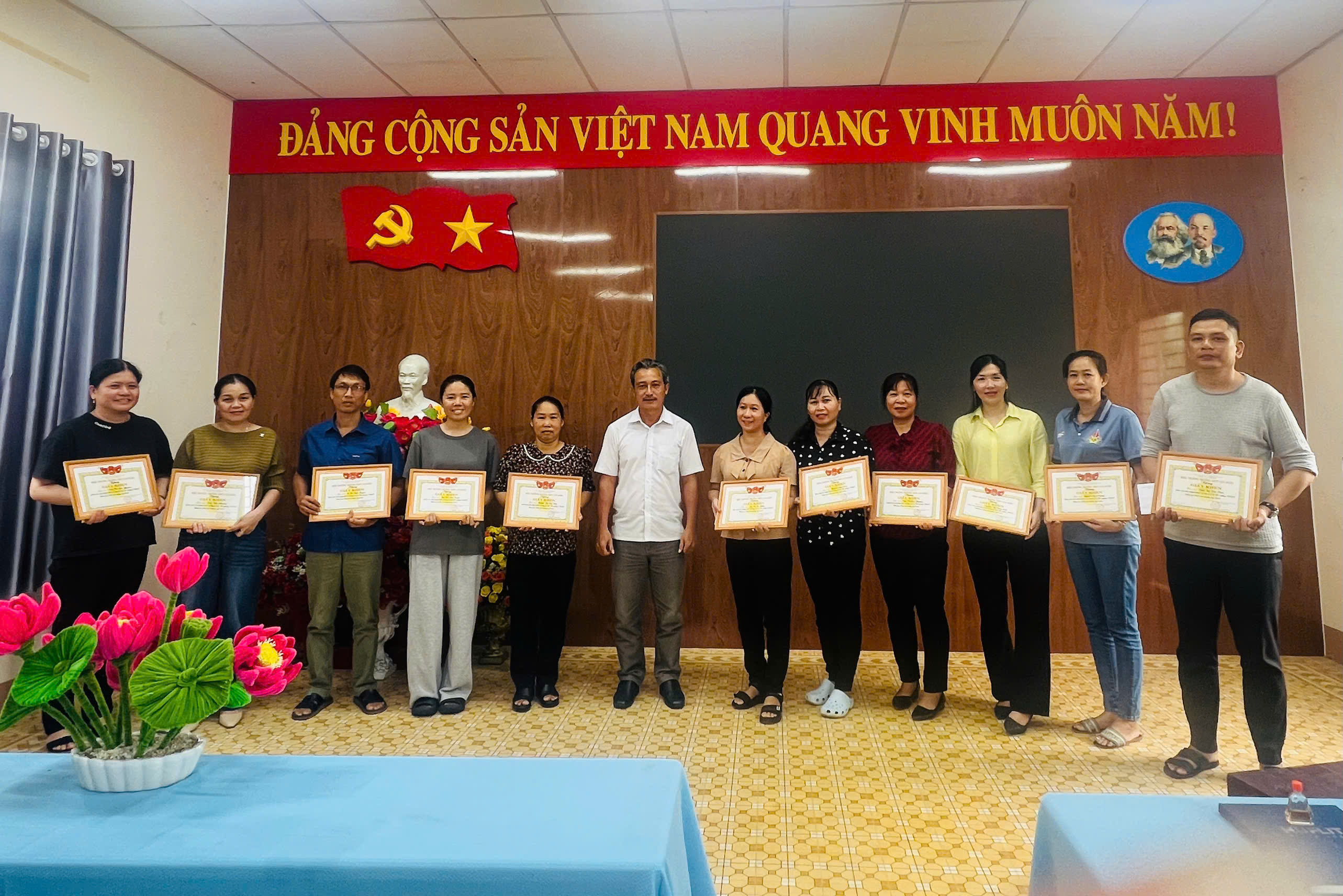 TRAO GIẤY KHEN CHO GIÁO VIÊN CHỦ NHIỆM CÓ HỌC SINH ĐỖ TỐT NGHIỆP THPT NĂM 2026 ĐẠT TỶ LỆ 100%