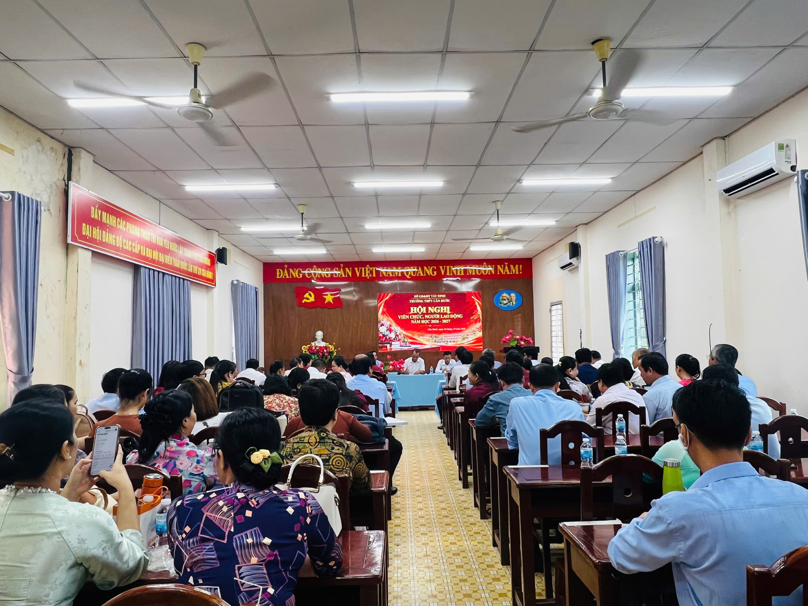 Trường THPT Cần Đước tổ chức thành công Hội nghị Viên chức, người lao động năm học 2026–2027