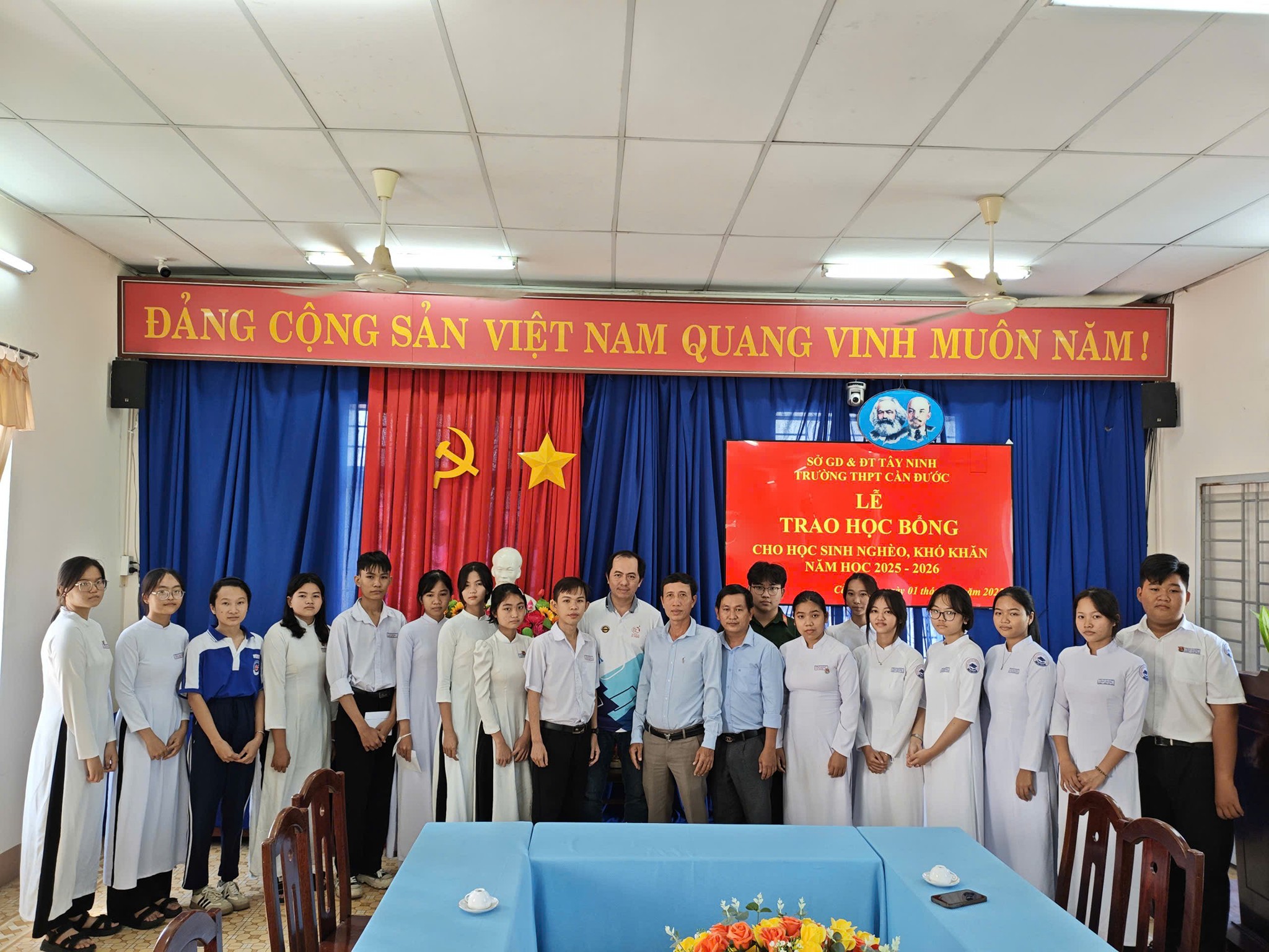 🎓✨ LỄ TRAO HỌC BỔNG CHO HỌC SINH NGHÈO, KHÓ KHĂN