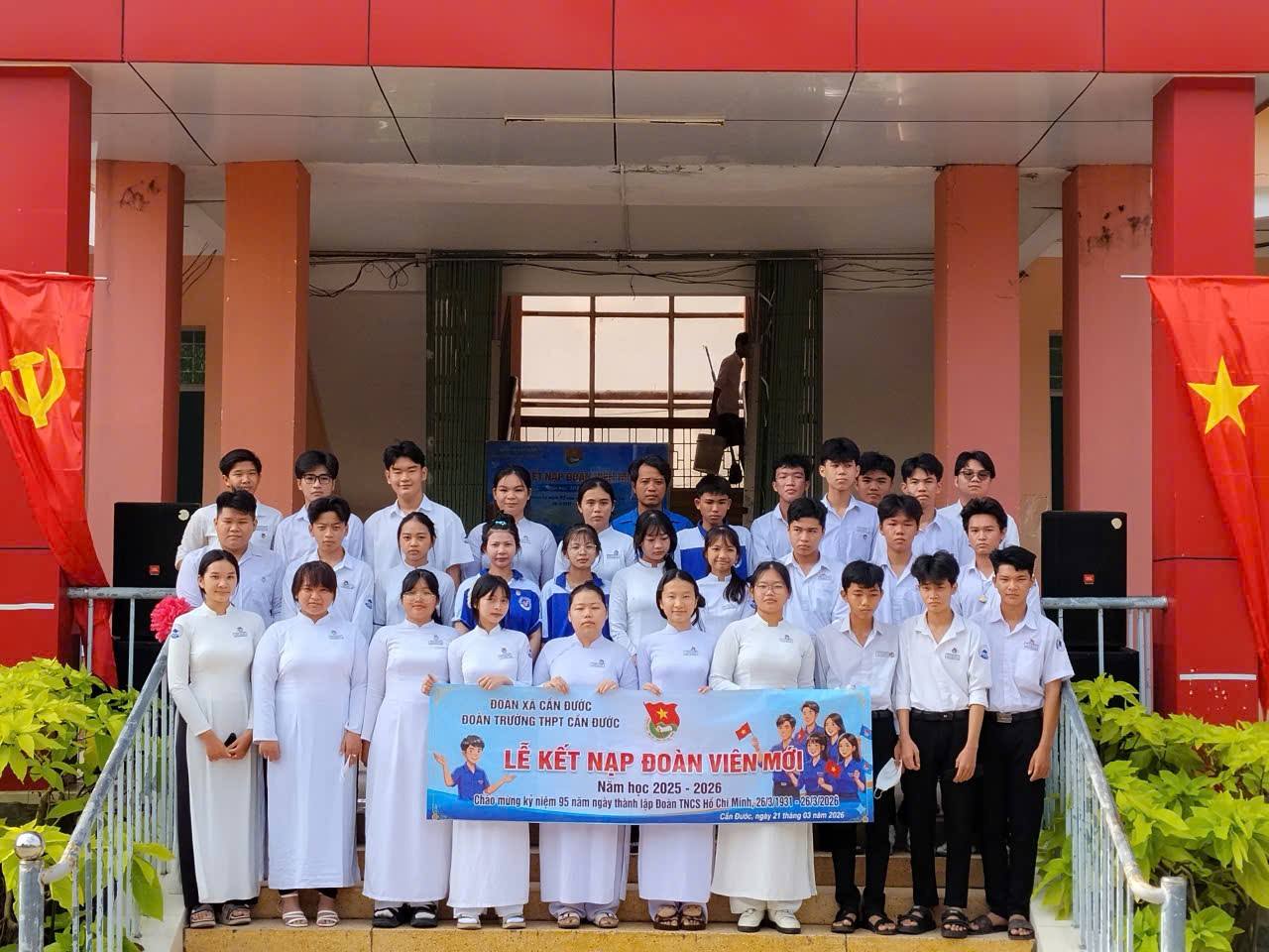   LỄ KẾT NẠP ĐOÀN VIÊN MỚI   