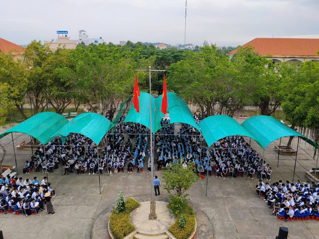  HOẠT ĐỘNG TRẢI NGHIỆM – HƯỚNG NGHIỆP: “KHÁM PHÁ XU HƯỚNG NGHỀ NGHIỆP BẢN THÂN” 