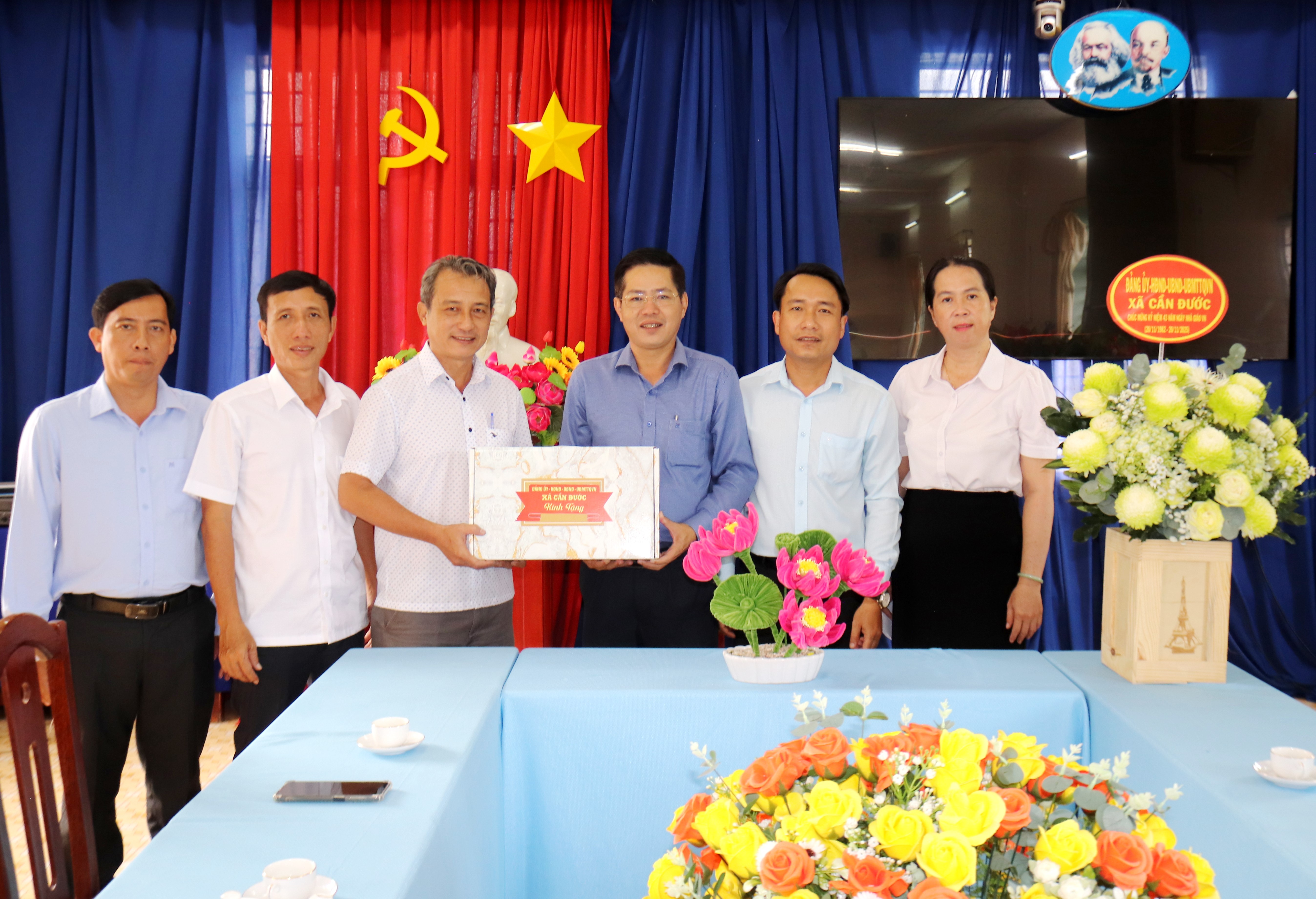 CHỦ TỊCH ỦY BAN NHÂN DÂN XÃ CẦN ĐƯỚC THĂM, CHÚC MỪNG QUÝ THẦY CÔ GIÁO  NHÀ TRƯỜNG NHÂN KỈ NIỆM 43 NĂM NGÀY NHÀ GIÁO VIỆT NAM