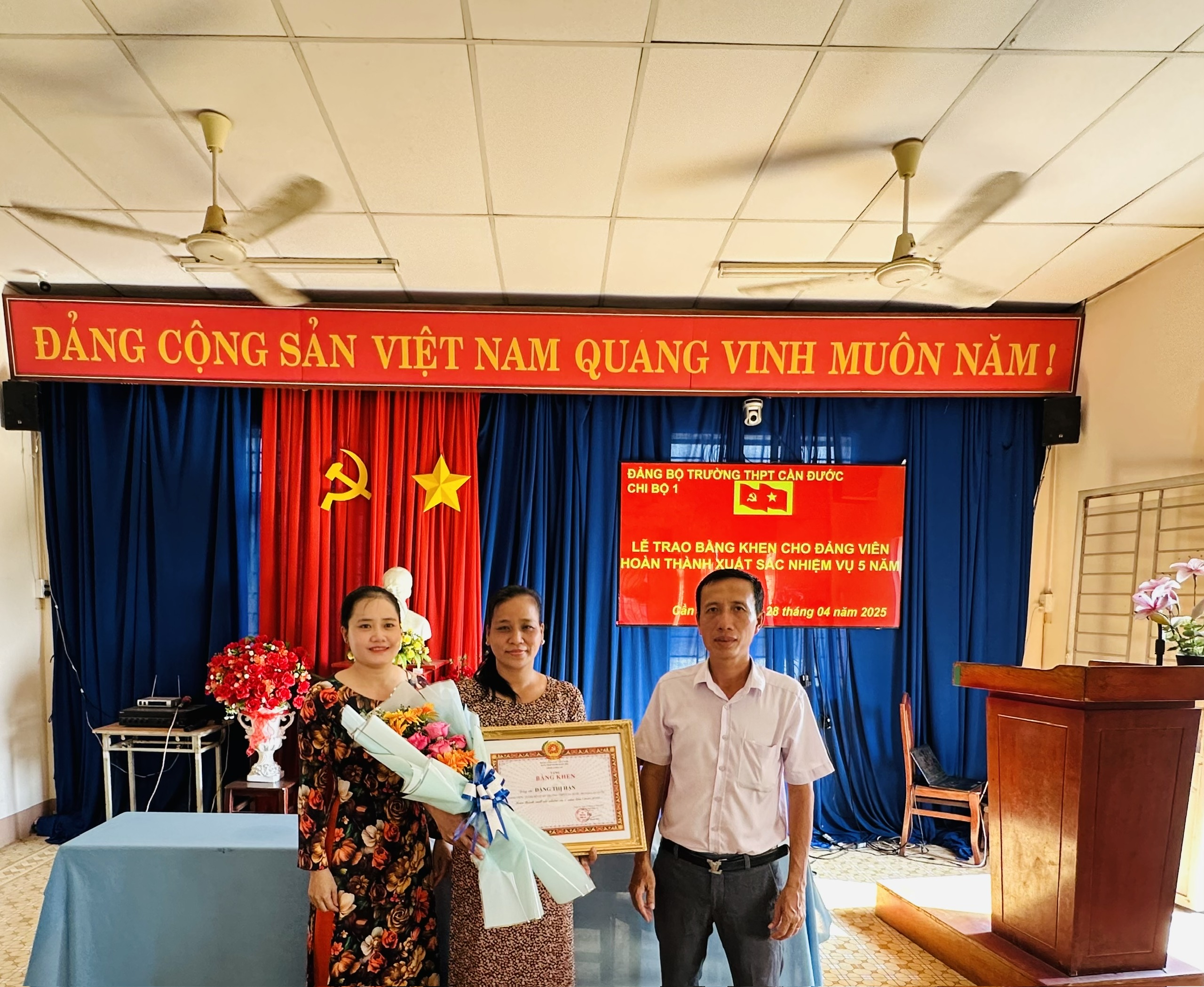 LỄ TRAO BẰNG KHEN CHO ĐẢNG VIÊN HOÀN THÀNH XUẤT SẮC NHIỆM VỤ 5 NĂM LIỀN