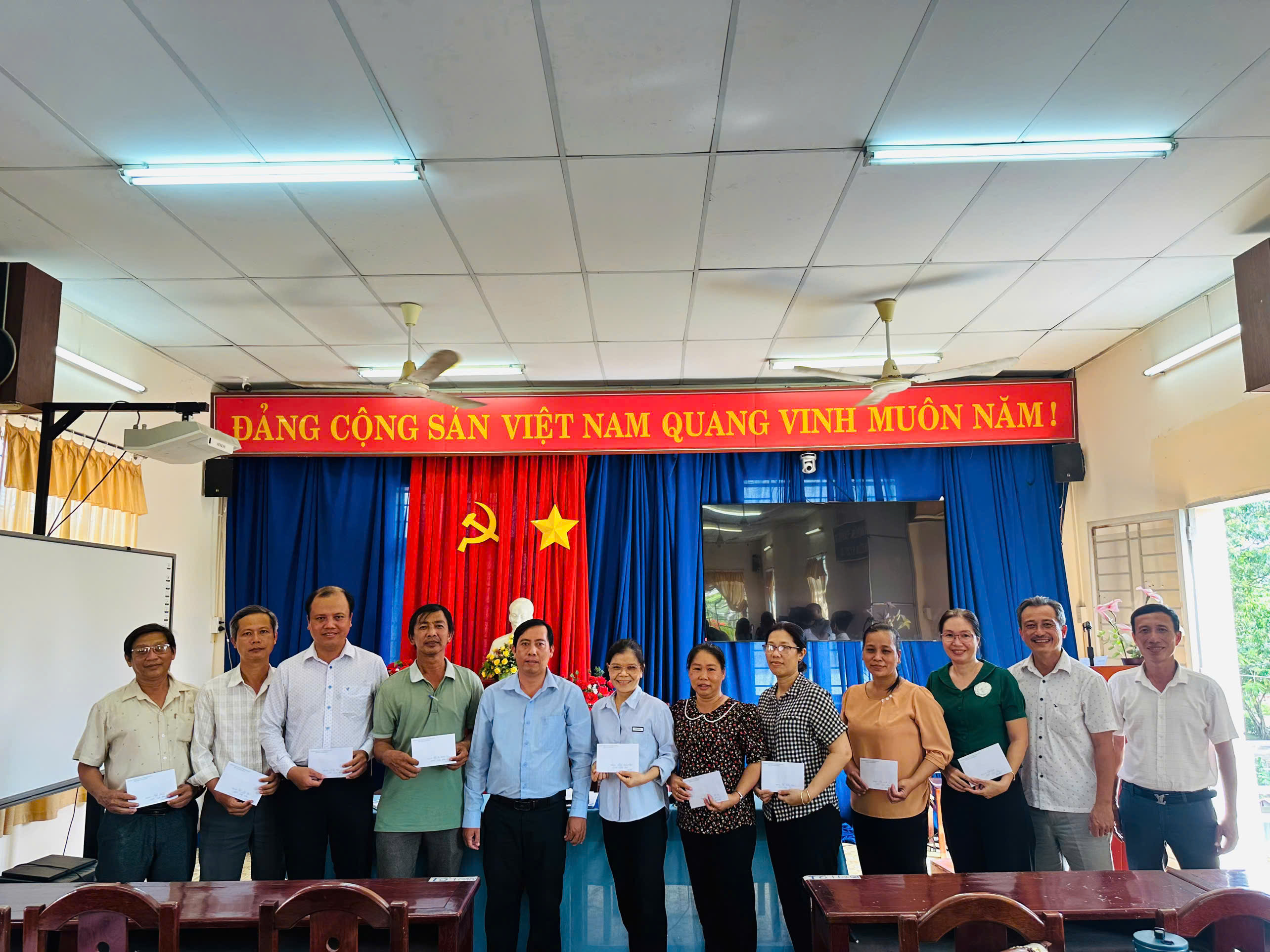 KHEN THƯỞNG TỔ CHUYÊN MÔN CÓ THÀNH TÍCH TỐT TRONG CÔNG TÁC BỒI DƯỠNG HỌC SINH GIỎI VĂN HOÁ, PHONG TRÀO THỂ DỤC THỂ THAO