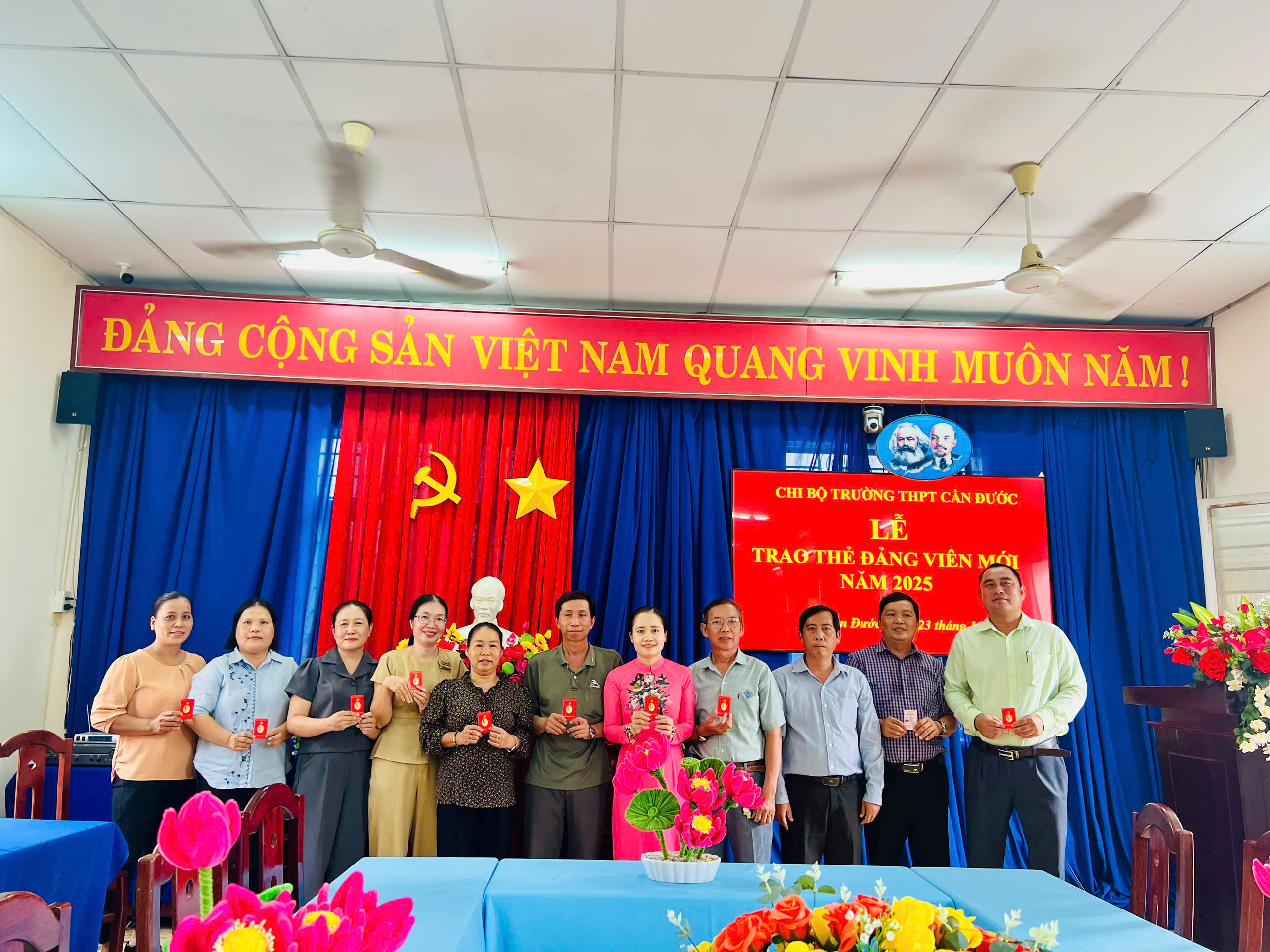 CHI BỘ TRƯỜNG THPT CẦN ĐƯỚC TRAO THẺ ĐẢNG VIÊN