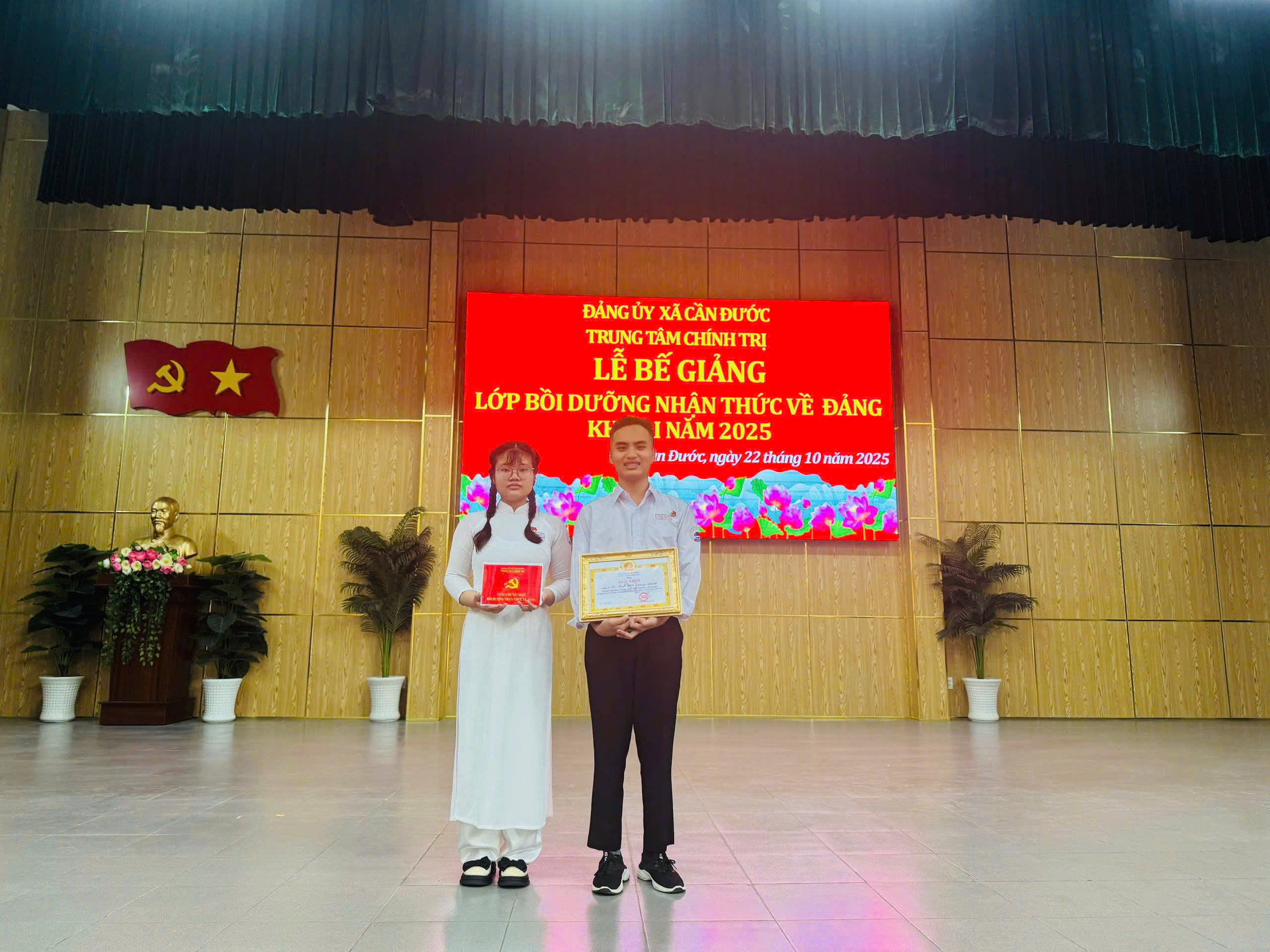 QUẦN CHÚNG- ĐOÀN VIÊN ƯU TÚ TRƯỜNG THPT CẦN ĐƯỚC THAM DỰ LỚP BỒI DƯỠNG NHẬN THỨC VỀ ĐẢNG KHÓA I NĂM 2025