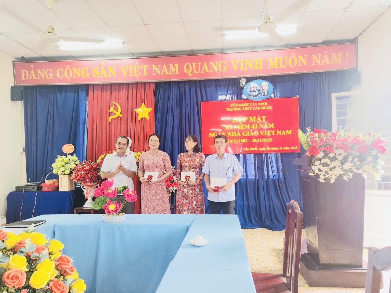 HỌP MẶT NHÂN KỈ NIỆM 43 NĂM NGÀY NHÀ GIÁO VIỆT NAM