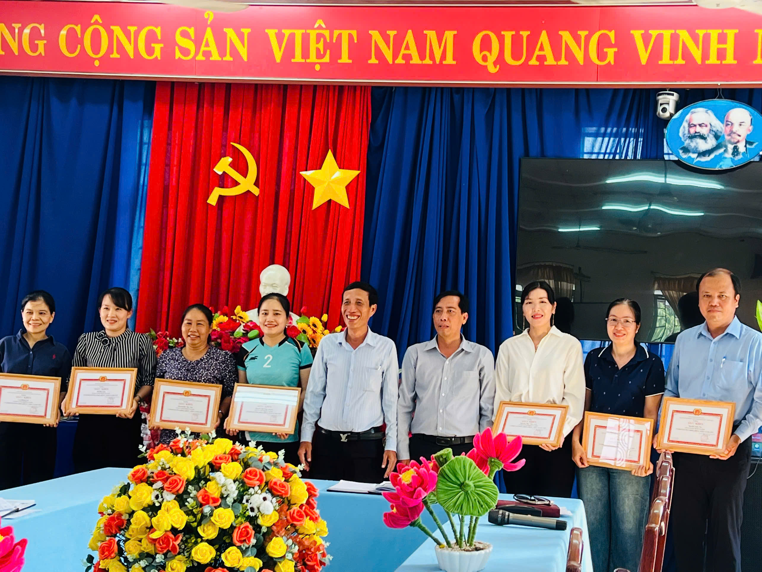 TRAO QUYẾT ĐỊNH CHUYỂN ĐẢNG CHÍNH THỨC VÀ CHỨNG NHẬN ĐẢNG VIÊN HOÀN THÀNH XUẤT SẮC NHIỆM VỤ NĂM 2025